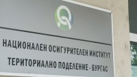 "Натоварването е огромно, а заплащането – обидно ниско": Протест на служителите от НОИ Бургас