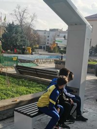 За по-зелена градска среда: Монтираха първата соларна пейка в Карнобат