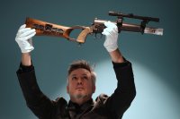 Продават на търг костюми и реквизит от касови филми (СНИМКИ)