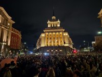 Протестът срещу Бюджет 2026 пред Народното събрание ескалира, има ранени полицаи (ВИДЕО)