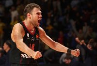 Отличен Везенков, Олимпиакос няма спиране в Гърция