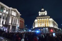 След нощ на напрежение: Районът около парламента осъмна спокойен