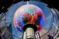 Таймс Скуеър с нова топка за празненствата в полунощ на Нова година