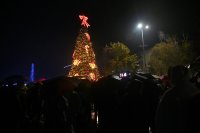 Запалиха светлините на коледната елха в Монтана (СНИМКИ)