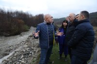 Премиерът инспектира скъсаните диги на "Напоителни системи" в Симитли