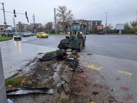 Шофьор с над 2 промила се заби в светофарна уредба в Пловдив (СНИМКИ)