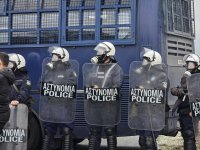 Напрежение и блокади: Гръцките фермери са на 15 км от българската граница (СНИМКИ и ВИДЕО)