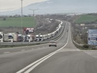 Опашка от тирове на АМ "Струма" в посока Гърция (ВИДЕО)