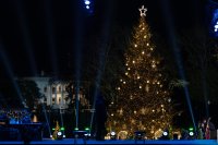 Първата дама на САЩ запали светлините на коледното дърво край Белия дом (СНИМКИ)