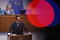 След протеста: Даниел Митов беше изслушан в парламента, няма да подава оставка