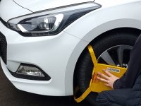 Шофьор свали сам скобата на колата си в Кърджали - после си тръгна