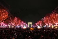 Париж посреща Коледа с празнична украса