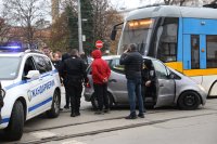 Трамвай и кола катастрофираха на кръстовището пред Централните хали в София (СНИМКИ)