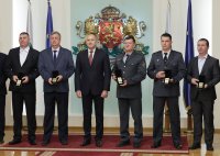 Смелите на първа линия: Президентът отличи добровилци и пожарникари