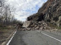 Огромно свлачище затвори прохода Троян - Кърнаре в двете посоки (СНИМКИ И ВИДЕО)