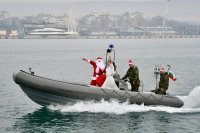 Дядо Коледа и Снежанка пристигнаха по море във Военноморска база Варна