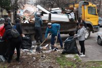 Кризата с боклука: Доброволци помагат в почистването на столичния район "Люлин"