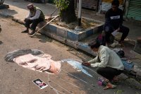 Разочаровани индийски фенове хвърлят счупени седалки и бутилки по терена след визитата на Меси на стадион „Солт Лейк“ в Калкута