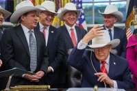 Доналд Тръмп прие в Белия дом легендарния американски отбор по хокей на лед от Олимпийските игри в Лейк Плесид 1980 г.