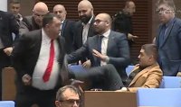 Депутатите излязоха в почивка след юмручна схватка