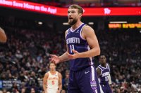 Домантас Сабонис продължава да лекува коляното си