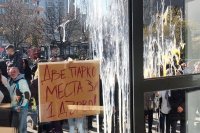 Яйца полетяха към Общинския съвет в Несебър: Жители на протест срещу скок на данък "сгради"