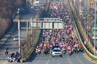 Мотористи, облечени като Дядо Коледа, преминаха по столични булеварди (ГАЛЕРИЯ)