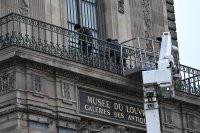 Лувърът монтира охранителни решетки след обира на скъпоценности