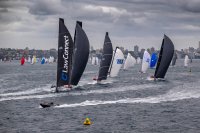 Яхтата &bdquo;ЛоуКънект&ldquo; взе ранен аванс в 80-ото издание на ветроходната регата Сидни - Хобарт