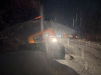 Аварирал снегорин затруднява движението на изхода на Монтана