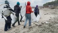 Доброволци с коледни костюми почистват плажовете на Южното Черноморие