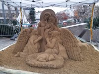 Богородица и Младенеца от пясък красят центъра на Бургас на Коледа