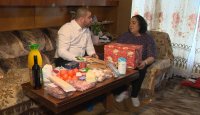 Благороден жест: Млад мъж зарадва самотна майка на три деца от Русе за празника