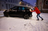 В леден капан: Отменени полети и транспортен хаос в Западна Европа