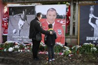 Стотици отдават почит към Димитър Пенев пред стадион "Българска армия"