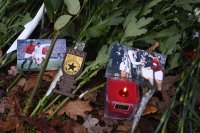 Стотици отдават почит на легендарния Димитър Пенев пред стадион "Българска армия" (ГАЛЕРИЯ)