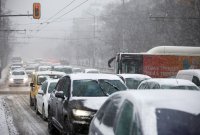 София осъмна със сняг: Над 100 машини чистят, задръствания и закъснения на градския транспорт