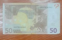 Мъж от Шумен успя да пазарува с фалшиво евро (СНИМКИ)