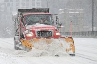 Заледен път блокира десетки автомобили и камиони на мост в Хамбург