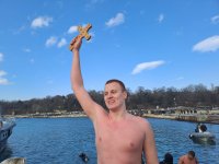 17-годишен ватерполист извади богоявленския кръст във Варна (СНИМКИ)