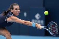 Томлянович и Боузкова продъжават напред в Бризбейн