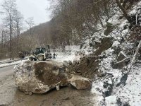 Паднала скална маса затруднява движението по пътя София &ndash; Самоков