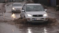 Интензивният дъжд наводни улици в София, трафикът е затруднен