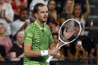 Даниил Медведев се затрудни в края, но успя да тримфира с титлата в Бризбейн