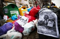 Кризата с боклука в София: Протестиращи изхвърлиха боклука си до Столична община