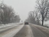 Усложнена остава пътната обстановка, от АПИ - шофьорите да тръгват подготвени за зимата