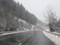 Зимни условия по пътищата: експерти съветват шофьорите да бъдат внимателни заради "черен лед"