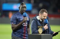 Мамаду Сако се сбогува с феновете преди мача между два от неговите бивши клубове &ndash; ПСЖ и ФК Париж