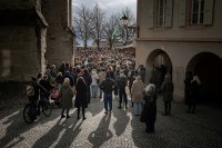 Швейцарски прокурори разпитаха двамата собственици на опожарения бар в Кран Монтана