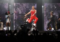 Роби Уилямс пусна новия си албум по-рано от обявеното и взриви феновете